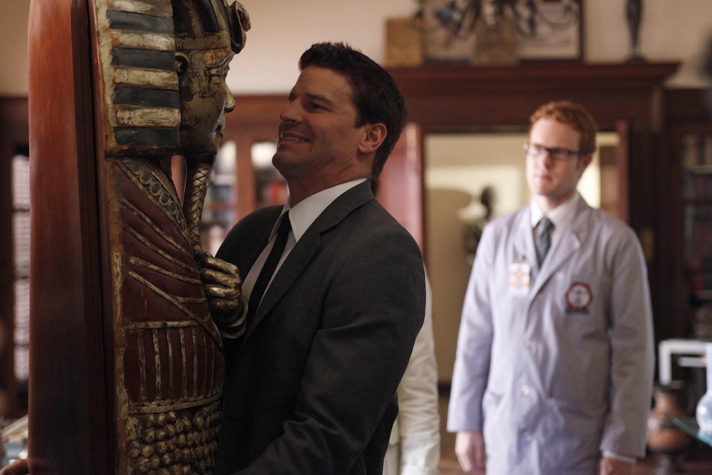 Seeley Booth (David Boreanaz) ouvre le sarcophage