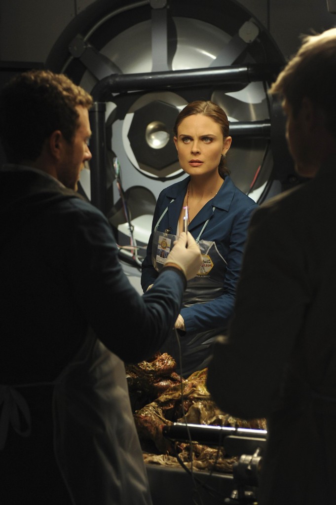 Temperance Brennan (Emily Deschanel) au labo
