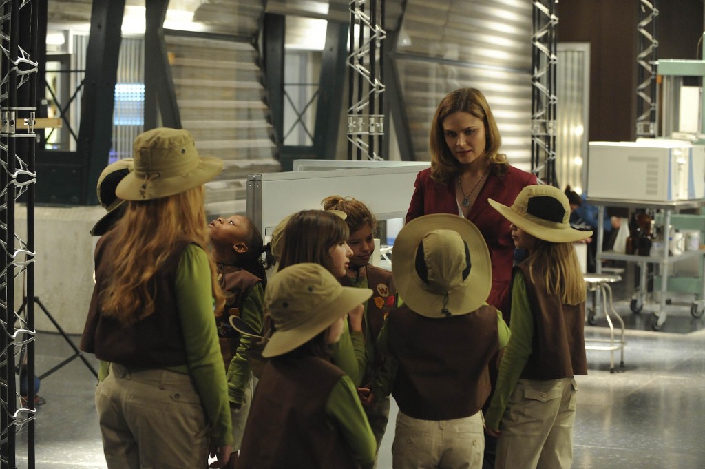 Temperance Brennan (Emily Deschanel) et des scouts