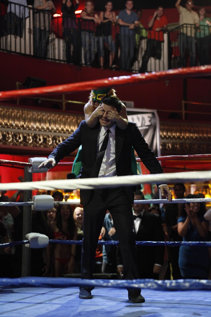 Seeley Booth (David Boreanaz) attaqué par un lutteur