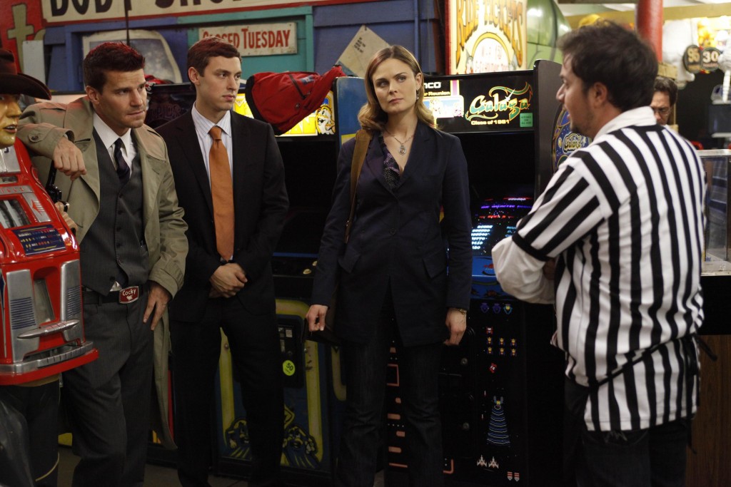 Seeley Booth (David Boreanaz), Lance Sweets (John Francis Daley) et Temperance Brennan (Emily Deschanel) enquêtent