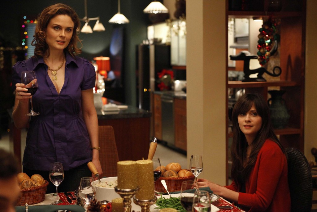 Temperance Brennan (Emily Deschanel) porte un toast et Margaret Whitesell (Zooey Deschanel)