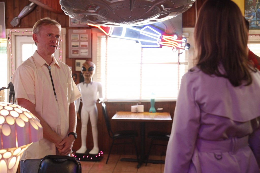 Temperance Brennan (Emily Deschanel) et Seeley Booth (David Boreanaz) interrogent un homme