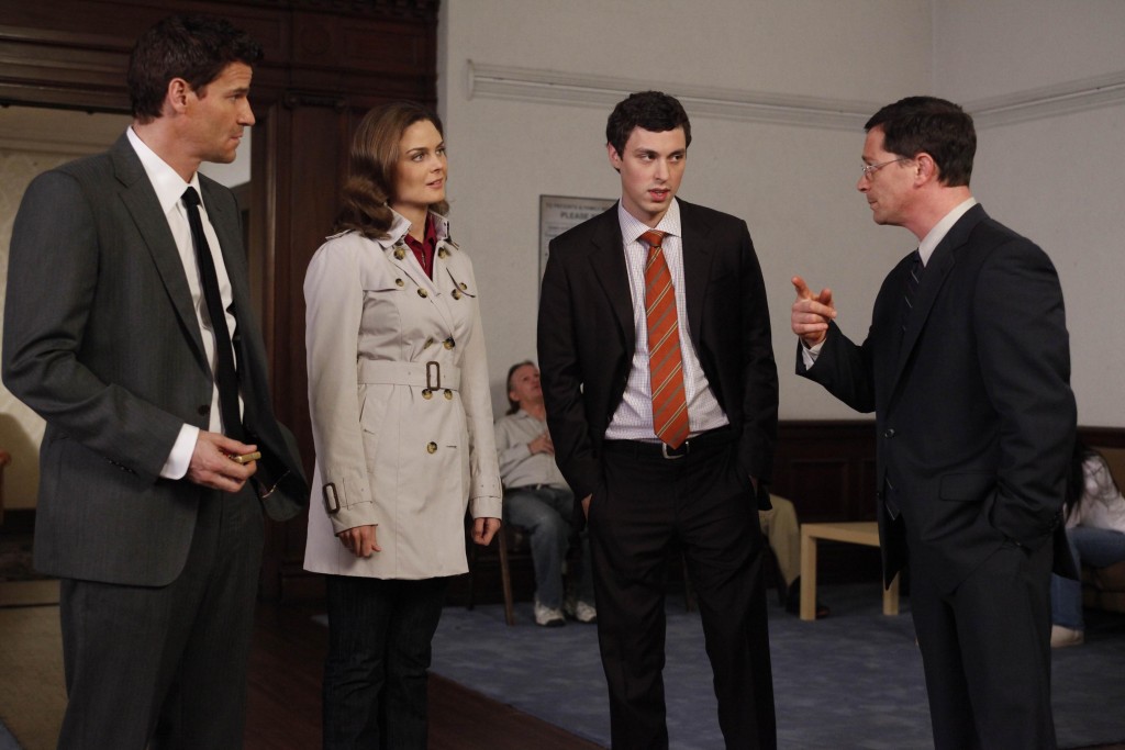 Seeley Booth (David Boreanaz), Temperance Brennan (Emily Deschanel) et Lance Sweets (John Francis Daley) enquêtent