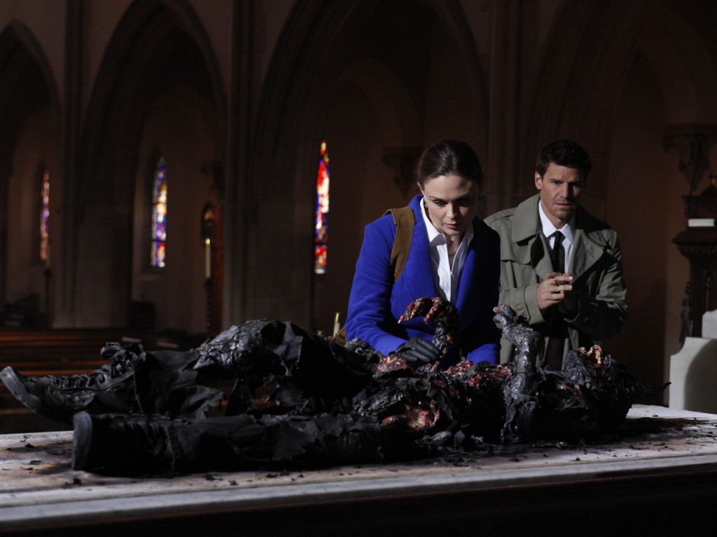 Temperance Brennan (Emily Deschanel) et Seeley Booth (David Boreanaz) devant le corps