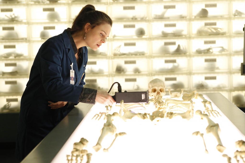 Temperance Brennan (Emily Deschanel) devant le squelette