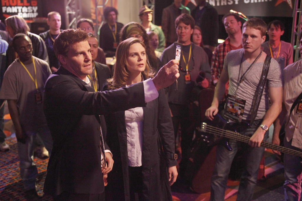 Seeley Booth (David Boreanaz) et Temperance Brennan (Emily Deschanel) interpellent quelqu'un