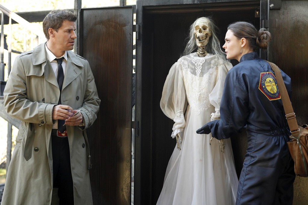 Seeley Booth (David Boreanaz), le squelette et Temperance Brennan (Emily Deschanel)