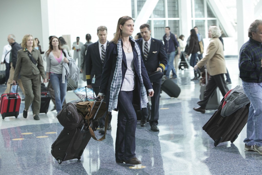 Temperance Brennan (Emily Deschanel) à l'aéroport