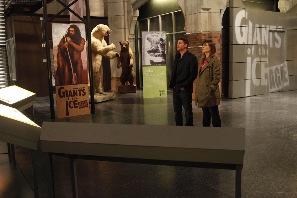 Seeley Booth (David Boreanaz) et Temperance Brennan (Emily Deschanel) retrouvent le Jefferson