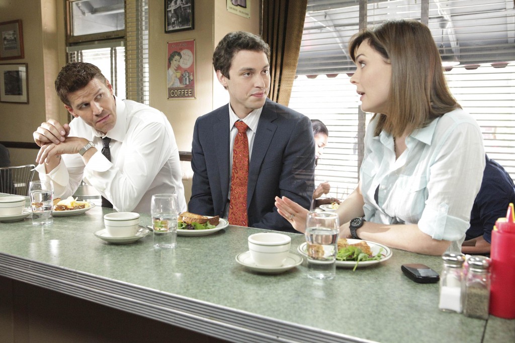 Seeley Booth (David Boreanaz), Lance Sweets (John Francis Daley) et Temperance Brennan (Emily Deschanel) au dîner