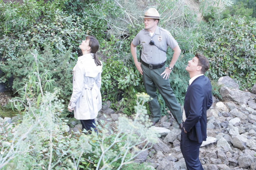 Temperance Brennan (Emily Deschanel), Seeley Booth (David Boreanaz) et le policier