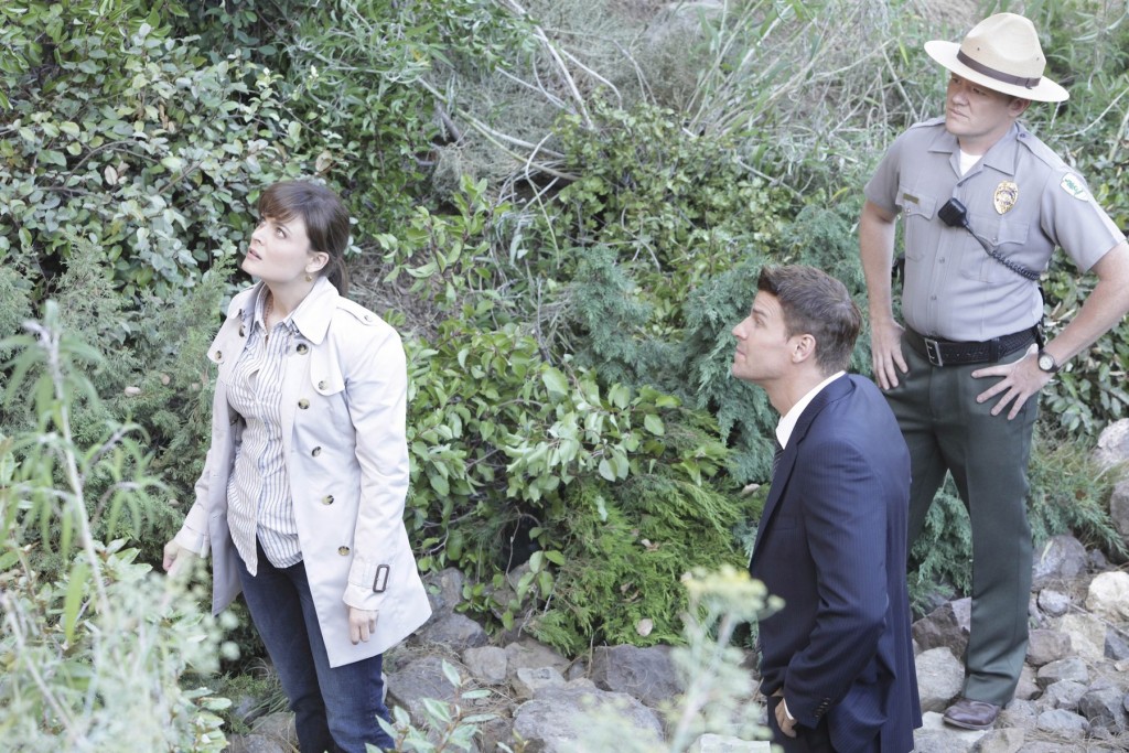 Temperance Brennan (Emily Deschanel) et Seeley Booth (David Boreanaz) accompagné d'un policier