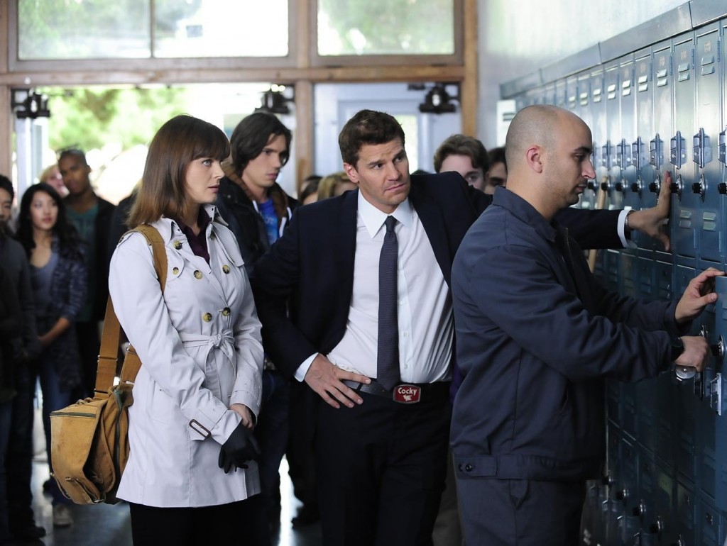 Temperance Brennan (Emily Deschanel) et Seeley Booth (David Boreanaz) regardent le gardien ouvrir le casire