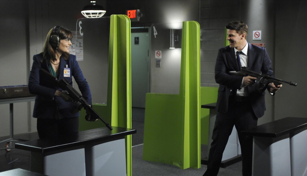 Temperance Brennan (Emily Deschanel) et Seeley Booth (David Boreanaz) font du tir