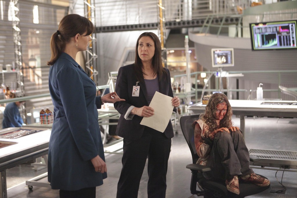 Temperance Brennan (Emily Deschanel), la femme des services sociaux et Jane Doe (McKenzie Applegate)