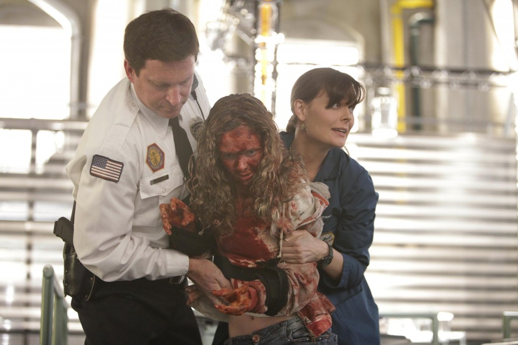 Un agent de sécurité, l'inconnue (McKenzie Applegate) et Temperance Brennan (Emily Deschanel)