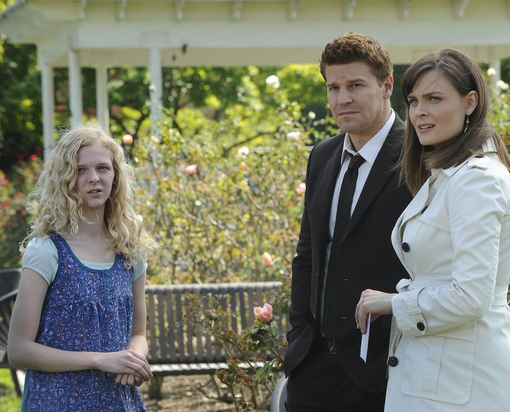 L'inconnue (McKenzie Applegate), Seeley Booth (David Boreanaz) et Temperance Brennan (Emily Deschanel)