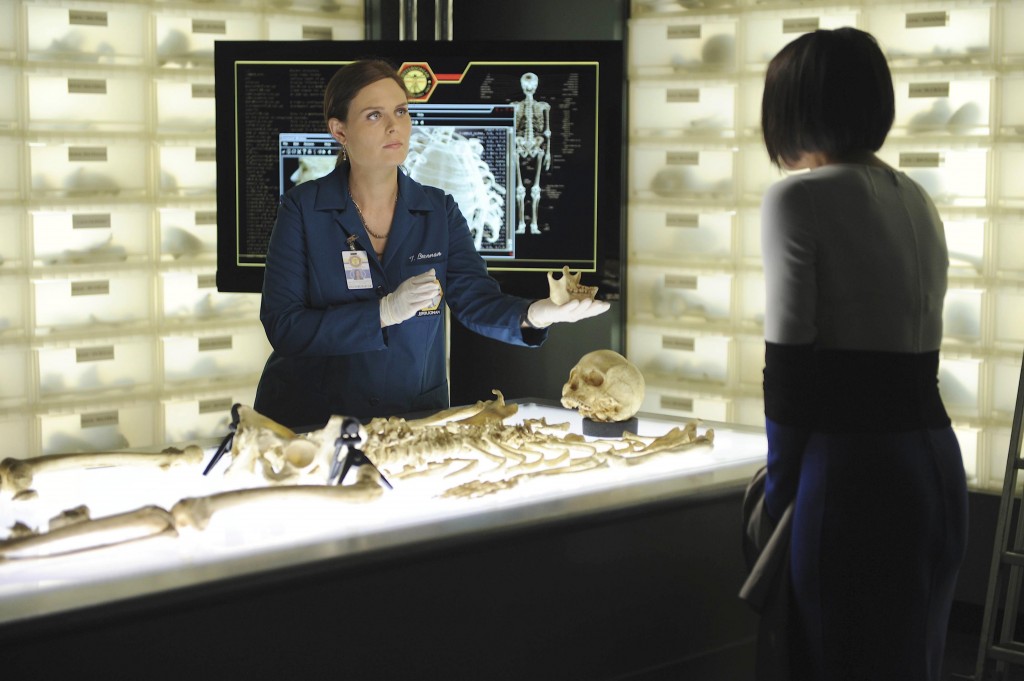 Temperance Brennan (Emily Deschanel) et Camille Saroyan (Tamara Taylor) en salle des ossements