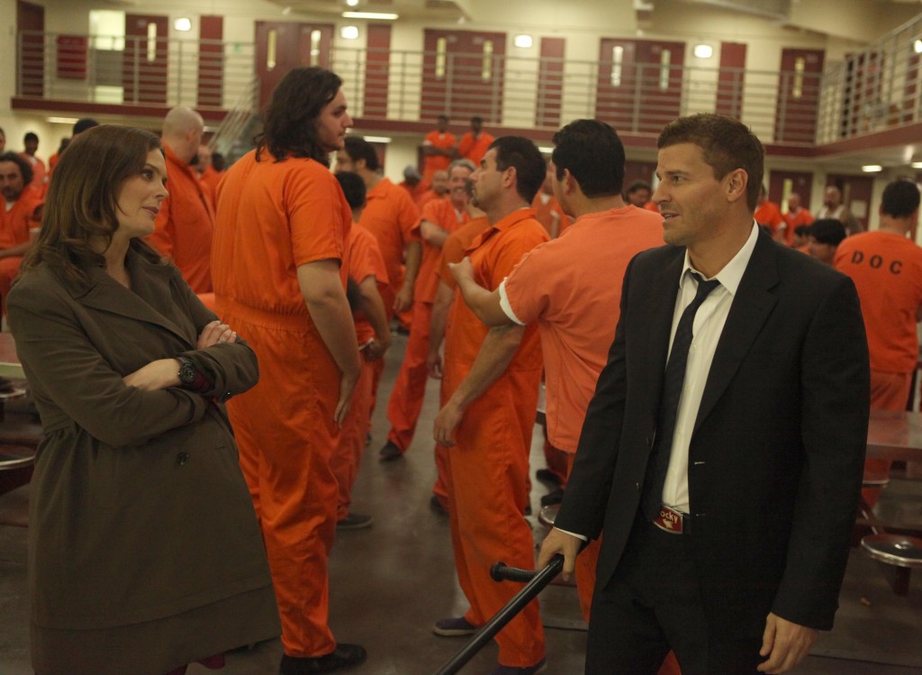 Temperance Brennan (Emily Deschanel) et Seeley Booth (David Boreanaz) dans la prison