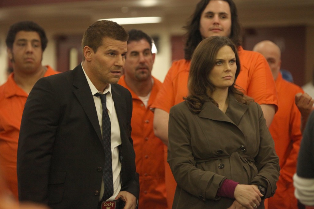 Seeley Booth (David Boreanaz) et Temperance Brennan (Emily Deschanel) dans la prison