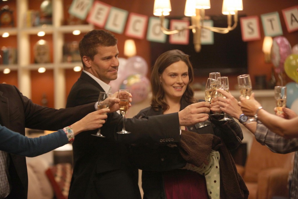 Seeley Booth (David Boreanaz) et Temperance Brennan (Emily Deschanel) trinquent pour la naissance de Christine