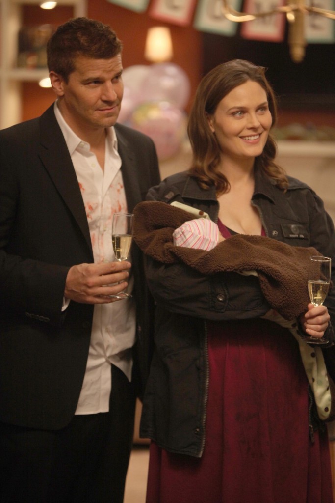 Seeley Booth (David Boreanaz) et Temperance Brennan (Emily Deschanel) avec leur bébé