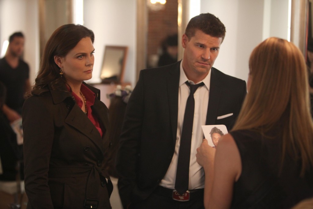 Temperance Brennan (Emily Deschanel) et Seeley Booth (David Boreanaz) parlent à une femme