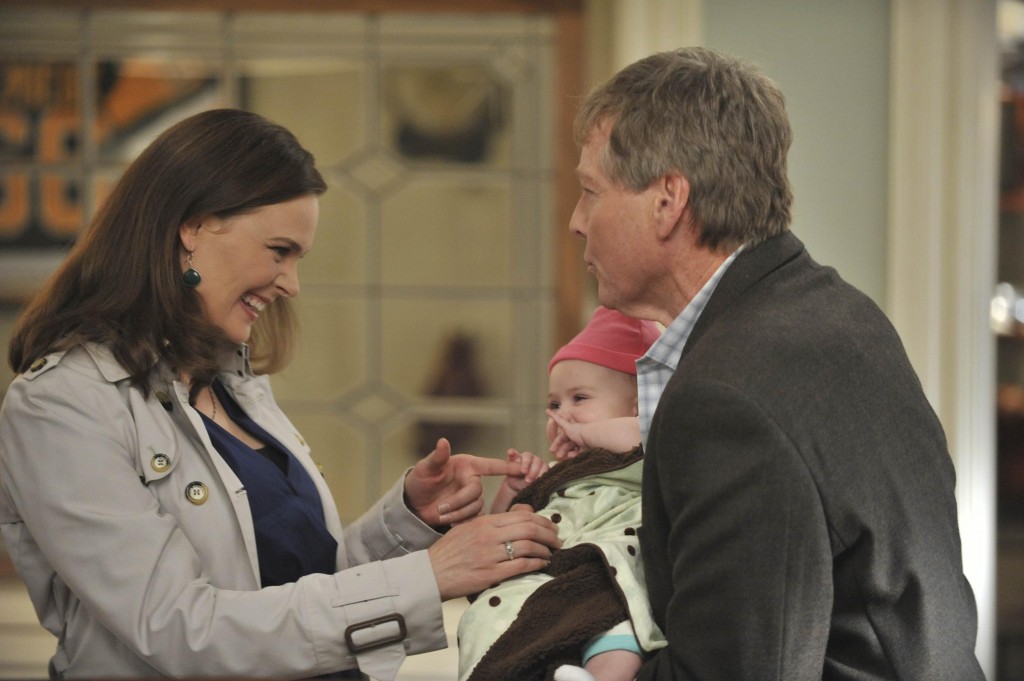 Temperance Brennan (Emily Deschanel) joue avec sa fille dans les bras de Max Keenan (Ryan O'Neal)