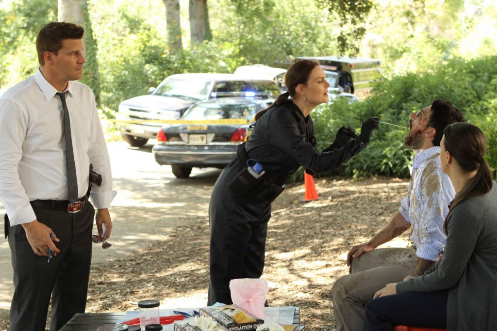 Seeley Booth (David Boreanaz) regarde Temperance Brennan (Emily Deschanel)