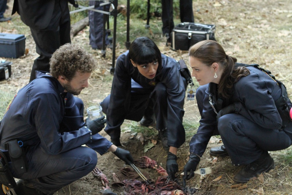 Jack Hodgins (TJ Thyne), Camille Saroyan (Tamara Taylor) et Temperance Brennan (Emily Deschanel) devant le corps