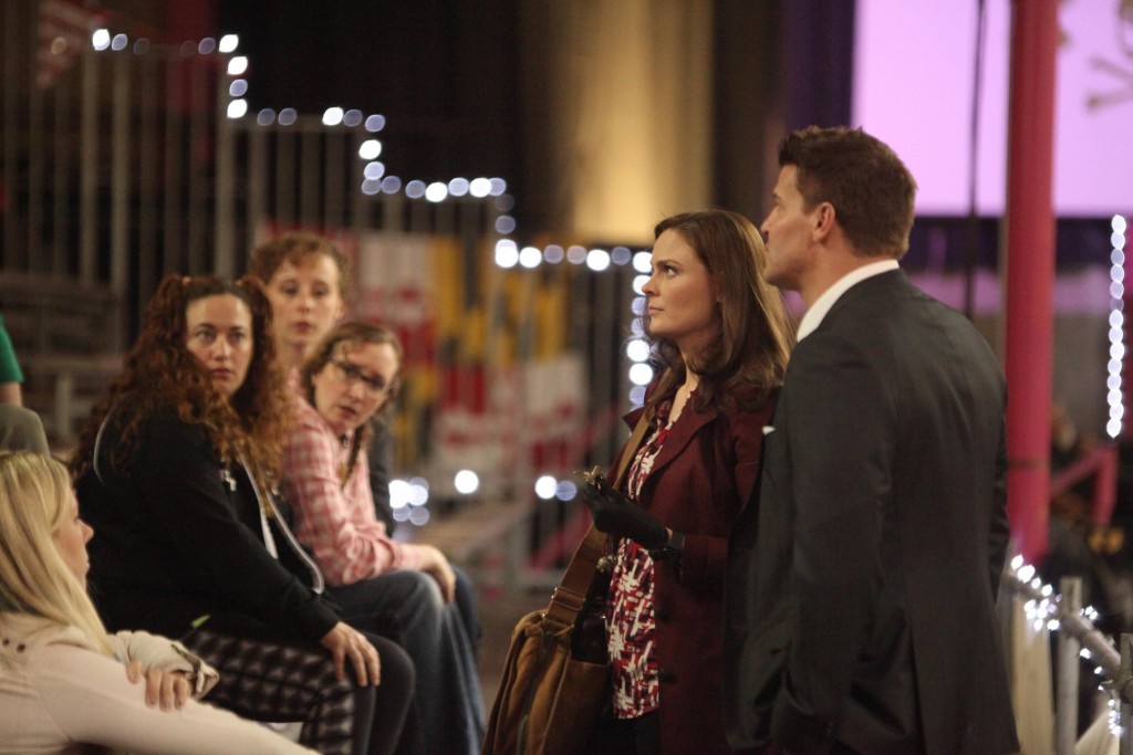 Temperance Brennan (Emily Deschanel) et Seeley Booth (David Boreanaz) interrogent 