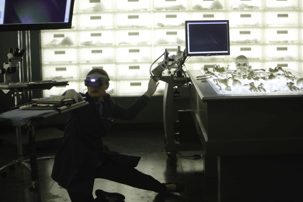 Temperance Brennan (Emily Deschanel) se fait tirer dessus au labo