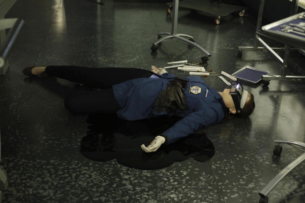 Temperance Brennan (Emily Deschanel) au sol