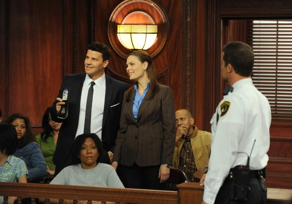 Seeley Booth (David Boreanaz) et Temperance Brennan (Emily Deschanel) interrompent le procès