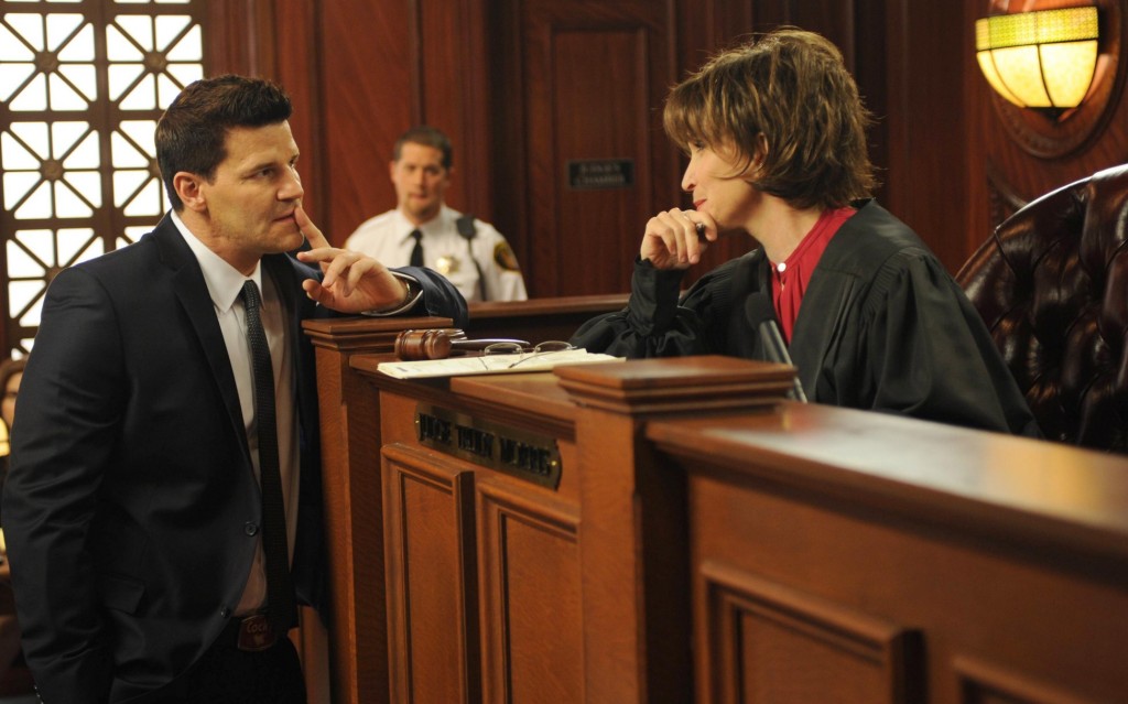 Seeley Booth (David Boreanaz) parle à la juge