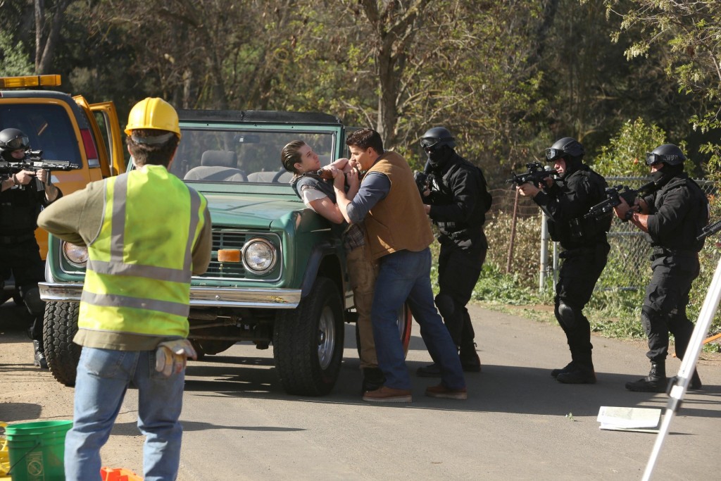 Seeley Booth (David Boreanaz) menace un homme
