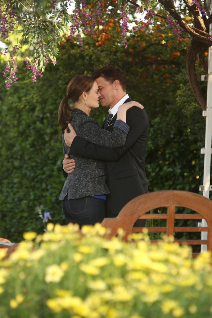 Temperance Brennan (Emily Deschanel) et Seeley Booth (David Boreanaz) s'embrassent