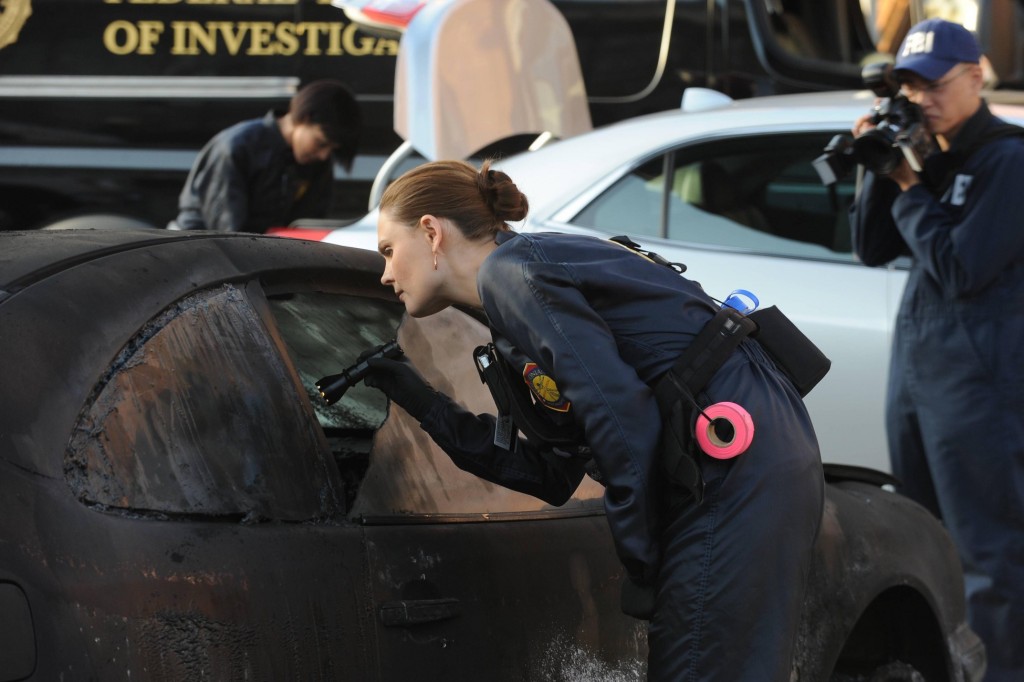 Temperance Brennan (Emily Deschanel) se penche sur la voiture calcinée
