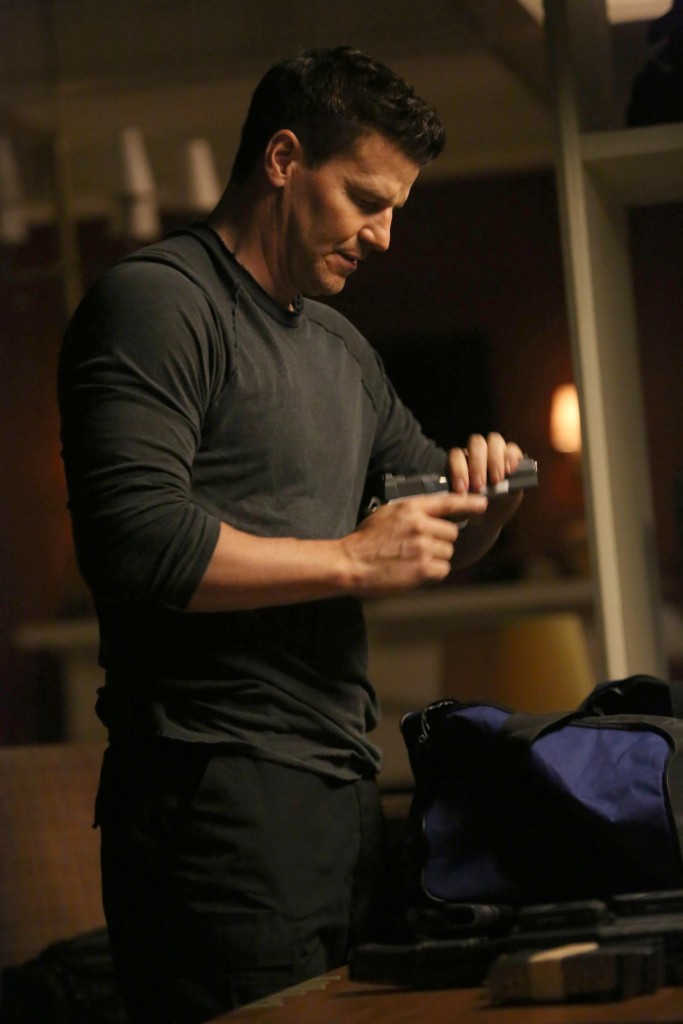Seeley Booth (David Boreanaz) charge son arme