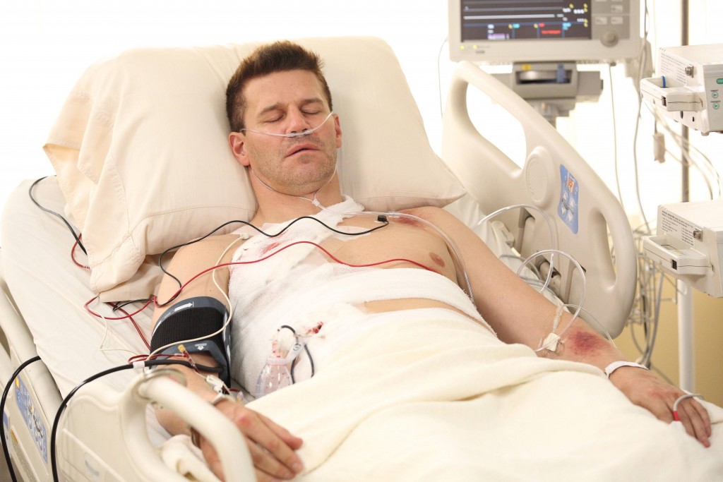 Seeley Booth (David Boreanaz) sur son lit d'hôpital