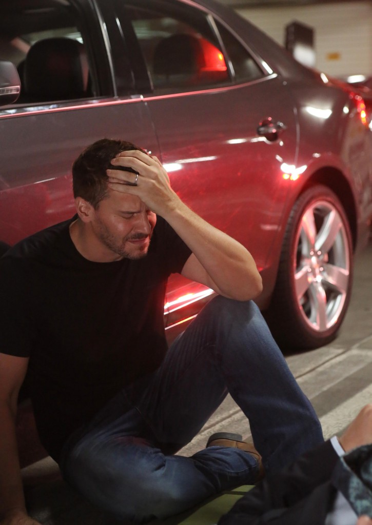 Seeley Booth (David Boreanaz) contre une voiture