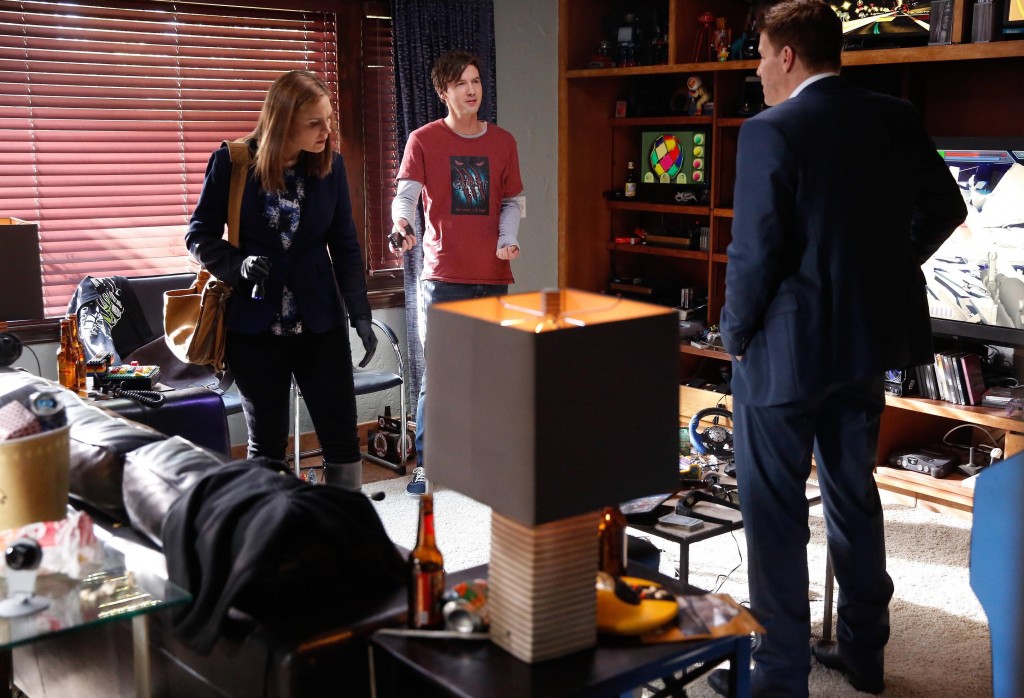 Seeley Booth (David Boreanaz) et Temperance Brennan (Emily Deschanel) fouillent une chambre
