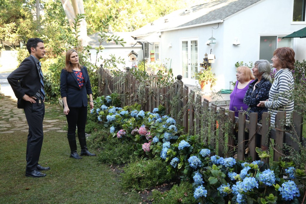James Aubrey (John Boyd) et Temperance Brennan (Emily Deschanel) parlent aux voisins