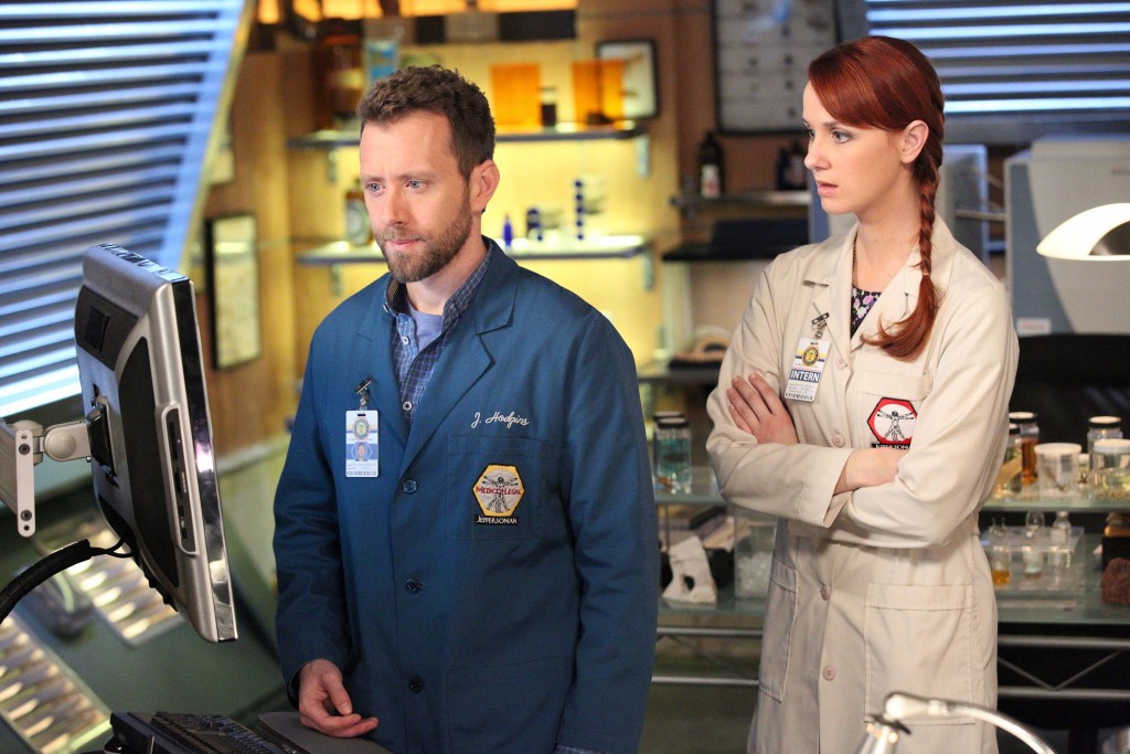 jack Hodgins (TJ Thyne) et Jessica Warren (Laura Spencer) au labo