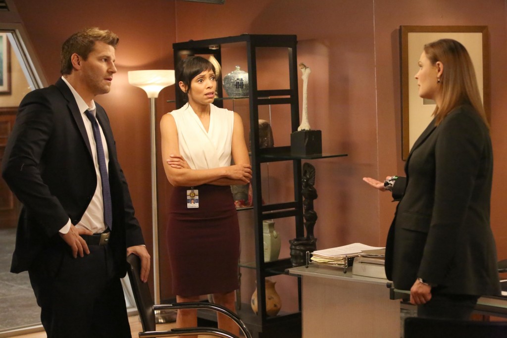 Seeley Booth (David Boreanaz), Camille Saroyan (Tamara Taylor) et Temperance Brennan (Emily Deschanel) dans son bureau