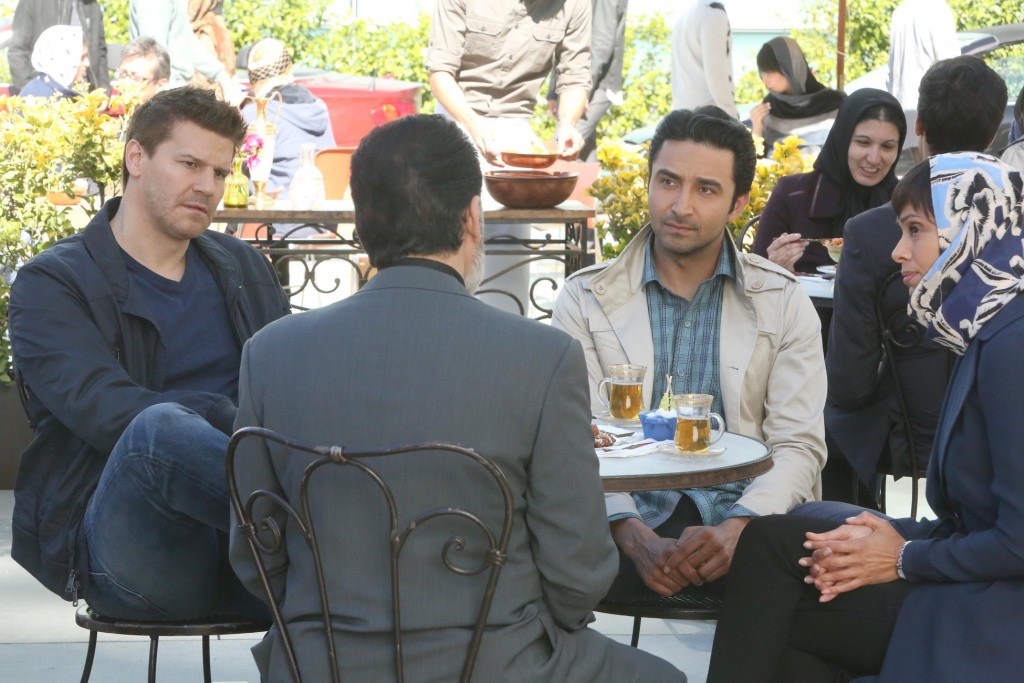 Seeley Booth (David Boreanaz) et Arastoo Vaziri (Pej Vahdat) parlent avec le frère de ce dernier