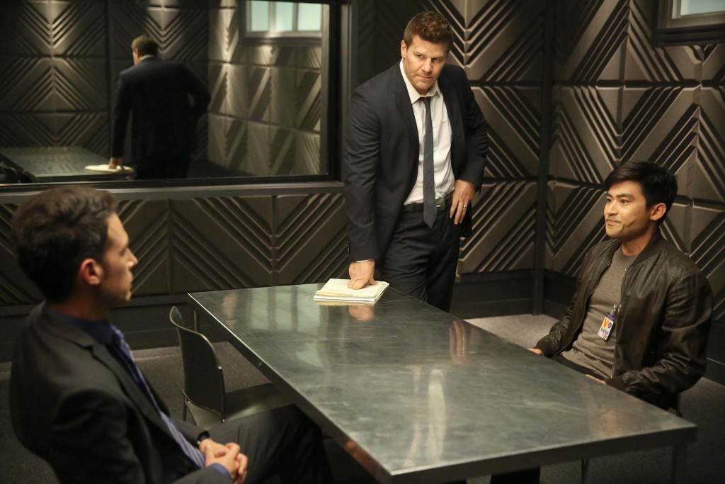Seeley Booth (David Boreanaz) et James Aubrey (John Boyd) en salle d'interrogatoire