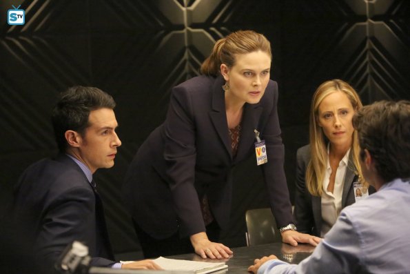 James Aubrey (John Boyd), Temperance Brennan (Emily Deschanel) et Agent spécial Miller (Kim Raver)