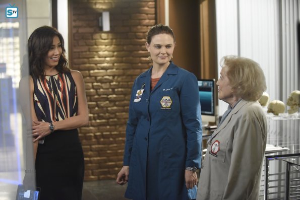 Angela Montenegro (Michaela Conlin), Temperance Brennan (Emily Deschanel) et Dr Beth Mayer (Betty White)